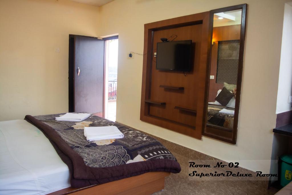 Postel nebo postele na pokoji v ubytování Hotel Ganga Basin