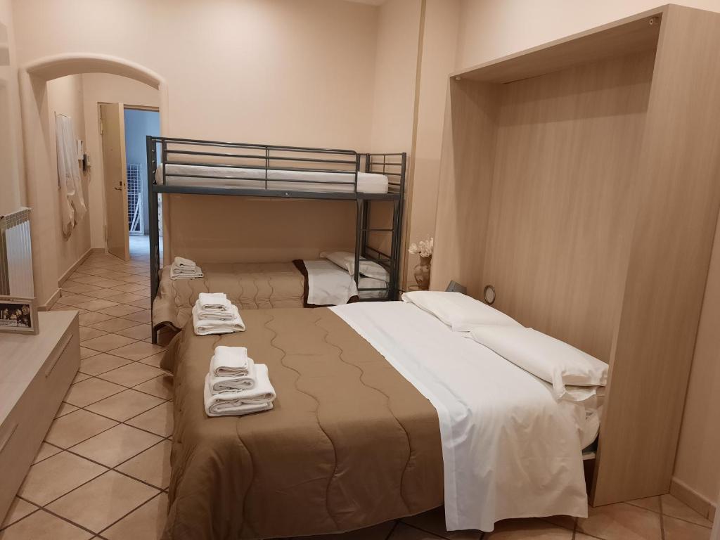 ein Schlafzimmer mit zwei Etagenbetten mit Handtüchern darauf in der Unterkunft Casa buono in Ercolano