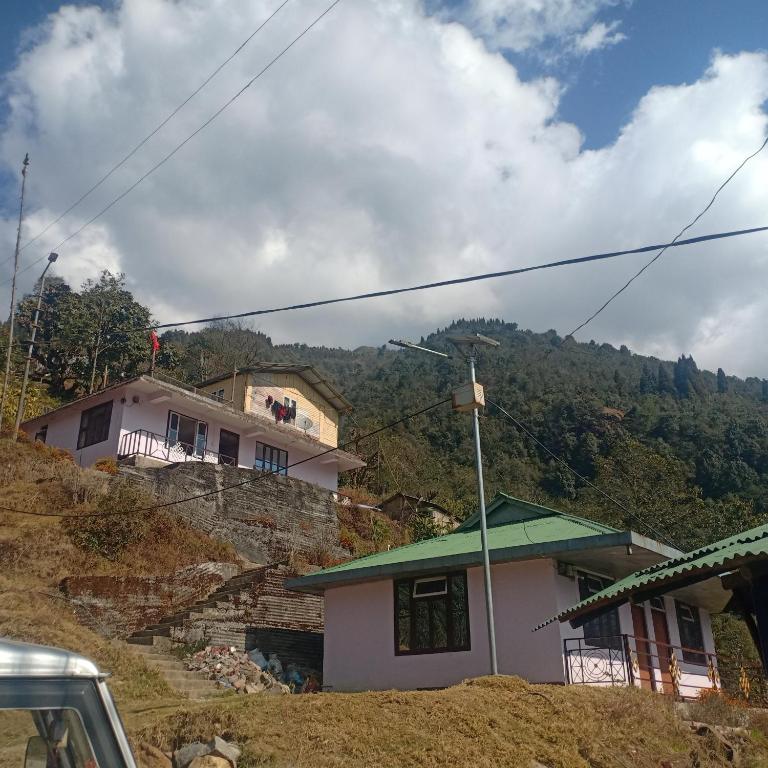 una casa sul fianco di una montagna di Khangri Homestay a Rongli
