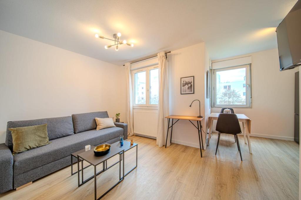 un salon avec un canapé et une table dans l'établissement Charmant 4 pers Halle Tony Garnier, à Lyon