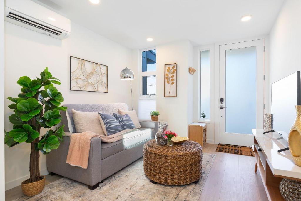 una sala de estar con un sofá y una mesa en 2BR 2BA Capitol Hill Cozy Haven- Rooftop, en Seattle