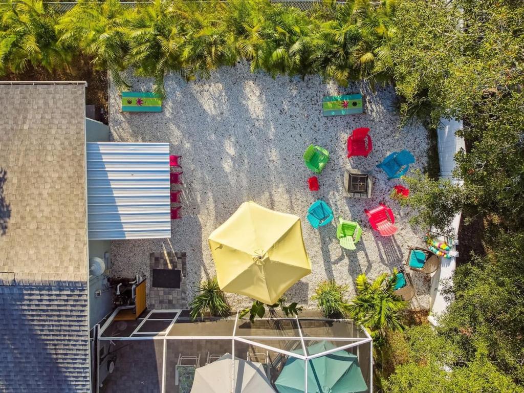 塔彭斯普林斯的住宿－Luxury heated-pool home blocks from the beach，享有带椅子和遮阳伞的游乐场的上方景致。
