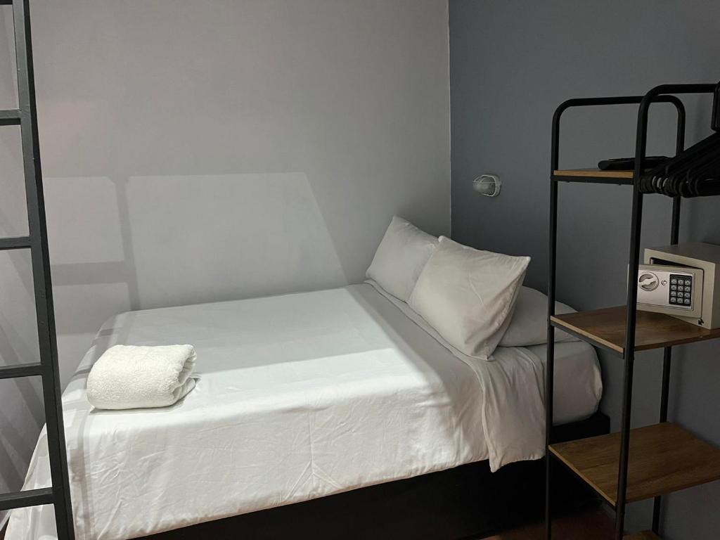 Voodi või voodid majutusasutuse Maloka Boutique Hostel toas