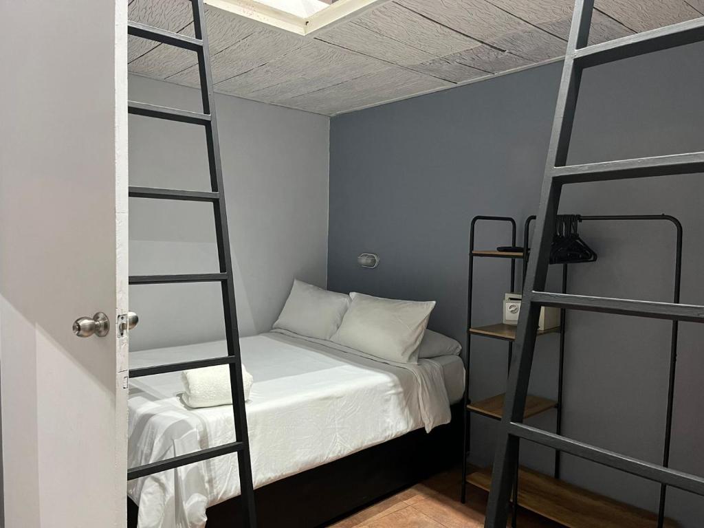 Voodi või voodid majutusasutuse Maloka Boutique Hostel toas