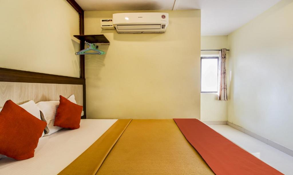 Voodi või voodid majutusasutuse Hotel Neem Tree Hyderabad Airport toas