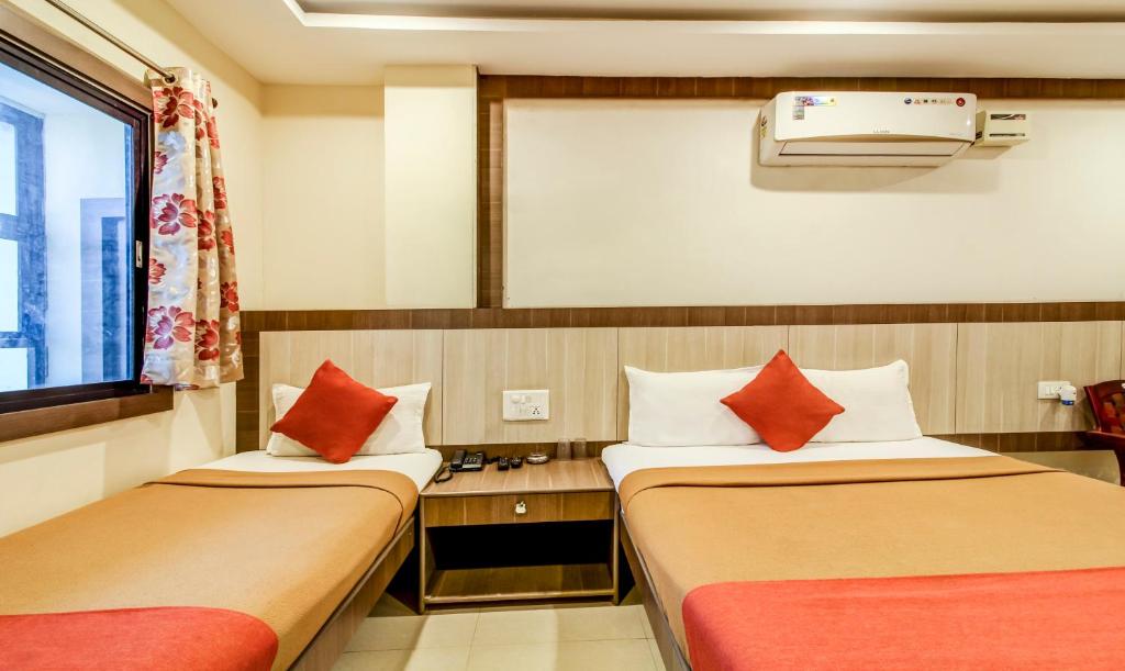 Voodi või voodid majutusasutuse Hotel Neem Tree Hyderabad Airport toas