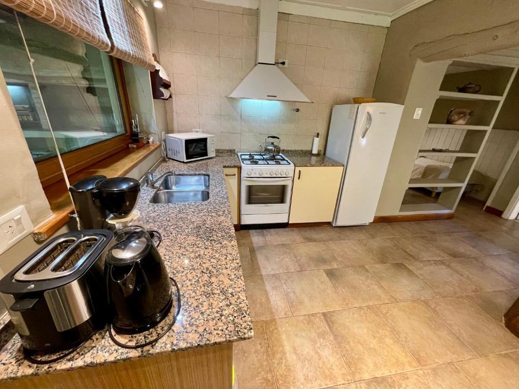 A cozinha ou kitchenette de Las Marianas Hotel