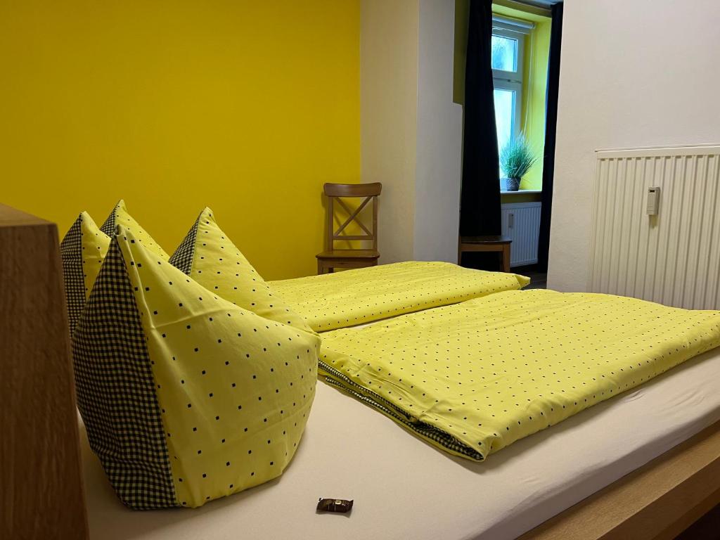 Postel nebo postele na pokoji v ubytování Ferienwohnung Elsterveilchen 100 m bis zur Soletherme und Theater