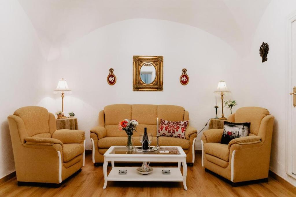 sala de estar con 3 sillas y mesa en Flor de Lis 1, en Cáceres