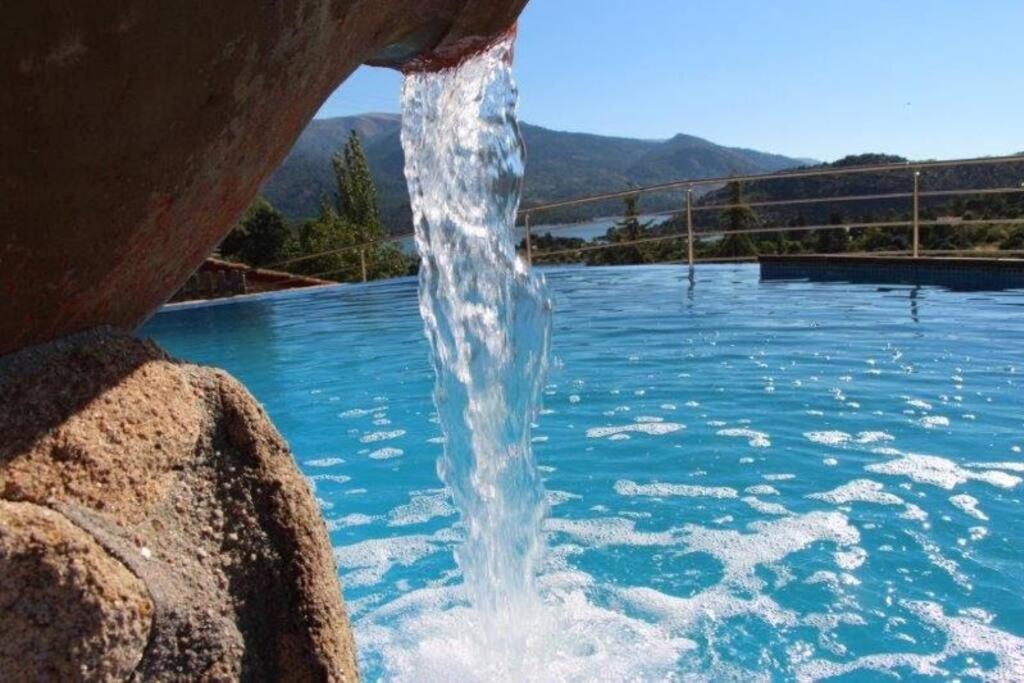 une piscine d'eau déversant dans une piscine dans l'établissement Picos Pardos CRA-AV-1088, à El Barraco