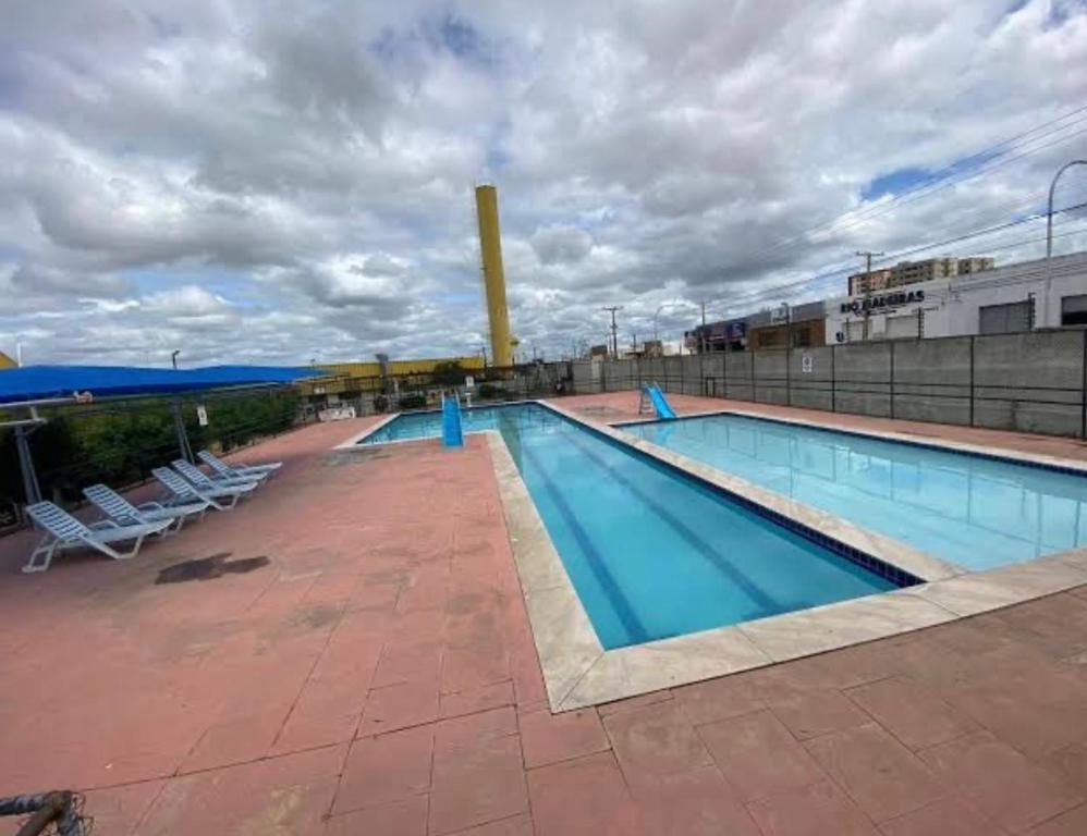 a large swimming pool on top of a building at Apto para até 4 pessoas,com Wi-Fi,ótima localização, área de lazer com conveniência e piscina para criança in Petrolina
