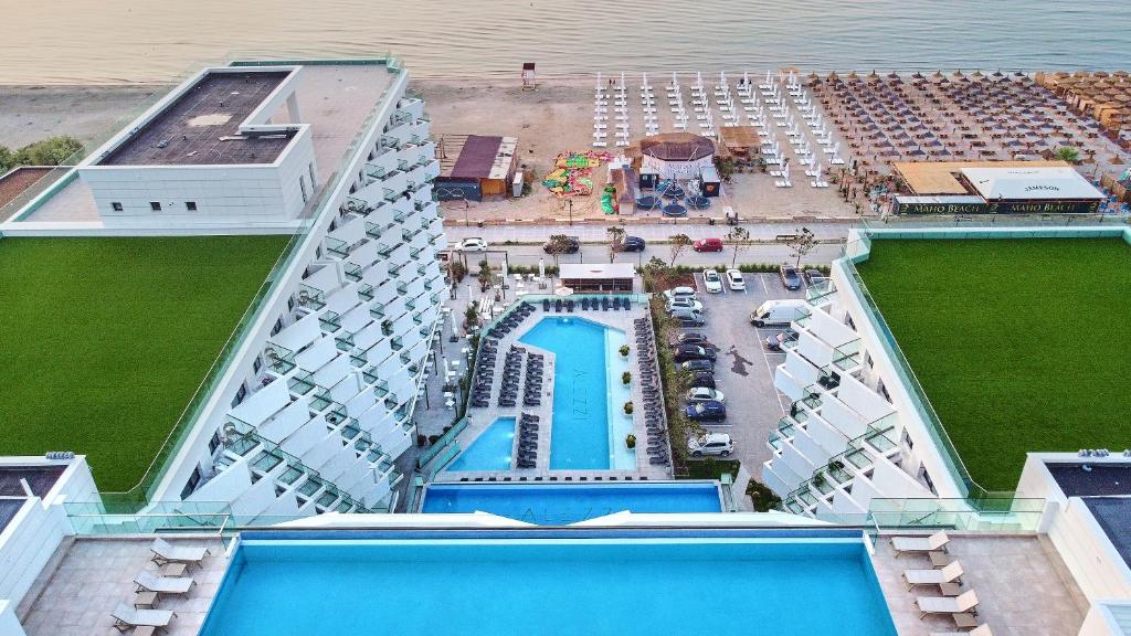 z góry widok na ośrodek z basenem w obiekcie NorthBay Sunrise View - Infinity Pool & Spa Resort w mieście Năvodari