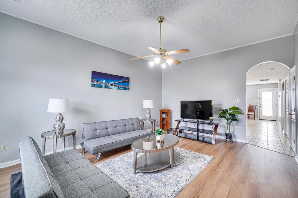 PetFriendly Knoxville Retreat with Deck and Gas Grill, Knoxville