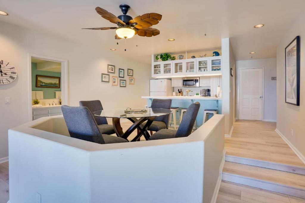 Kuchyň nebo kuchyňský kout v ubytování Gorgeous Catalina Island Condo with Golf Cart!