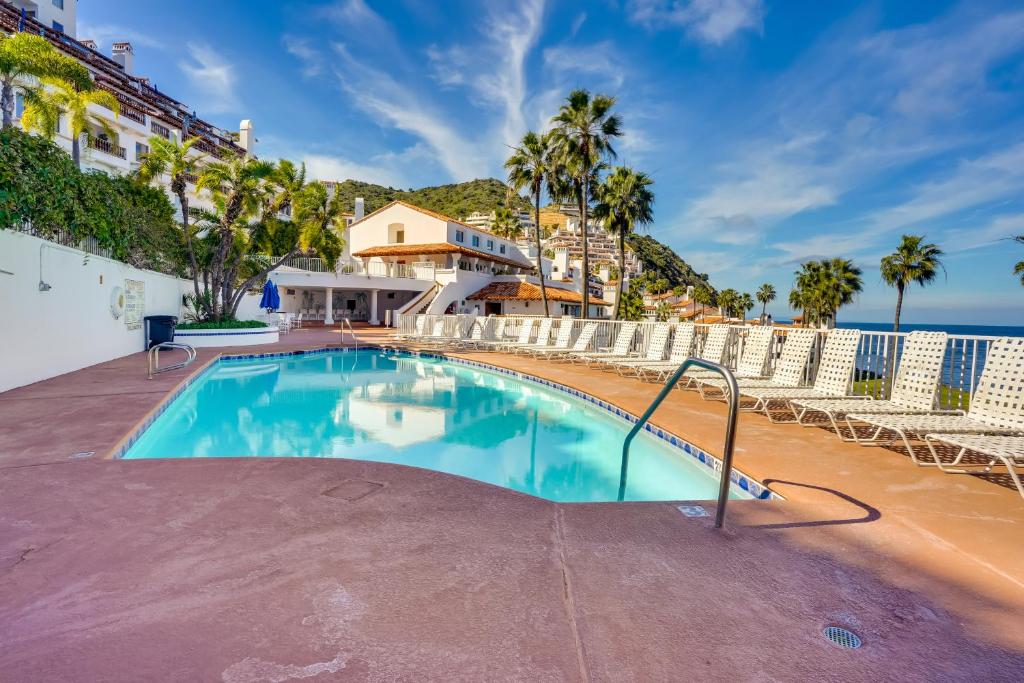 Bazén v ubytování Gorgeous Catalina Island Condo with Golf Cart! nebo v jeho okolí
