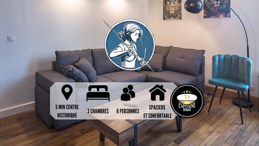 ein Wohnzimmer mit Sofa und Aufkleber darauf in der Unterkunft Le Logis de l'Arc - 5min Hypercentre - Max 6 Personnes in Troyes