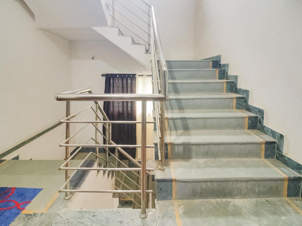 um conjunto de escadas com um corrimão metálico em Super OYO Flagship Hotel Space Inn em Nagpur