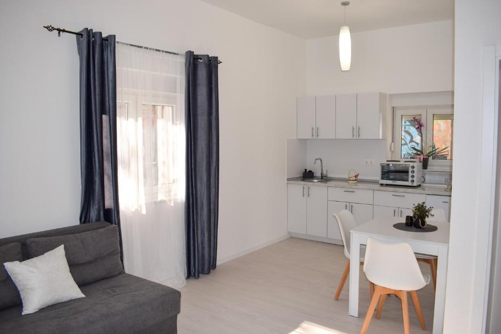 cocina y sala de estar con sofá y mesa en Amal en Mostar