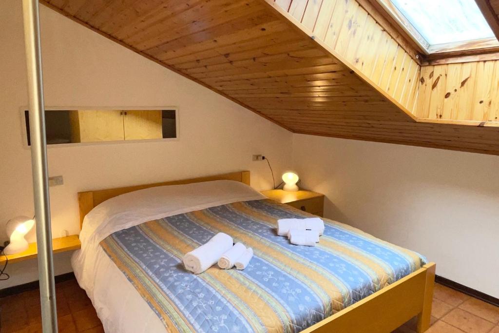 um quarto com uma cama com duas toalhas em [Aprica 4 min. piste baradello] em Aprica