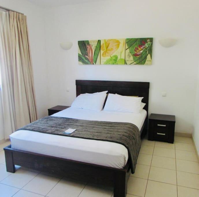 1 dormitorio con 1 cama grande con sábanas blancas en Coastal Comfort at Tortuga Beach - 292 en Prainha