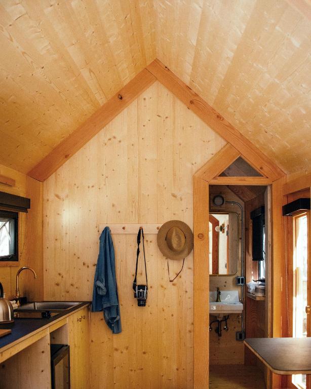Johnson's Beach Cabins and Campground - Tiny Cabin - King Kitchenette