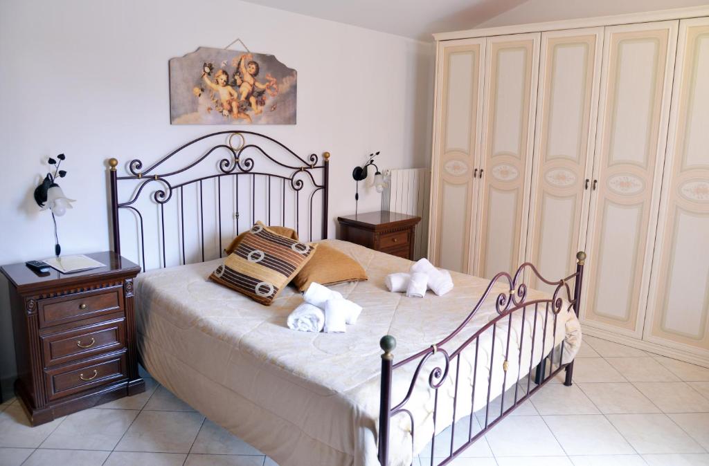 sypialnia z łóżkiem i drewnianą komodą w obiekcie Casa Vacanze Maria Antonietta w mieście Vittoria