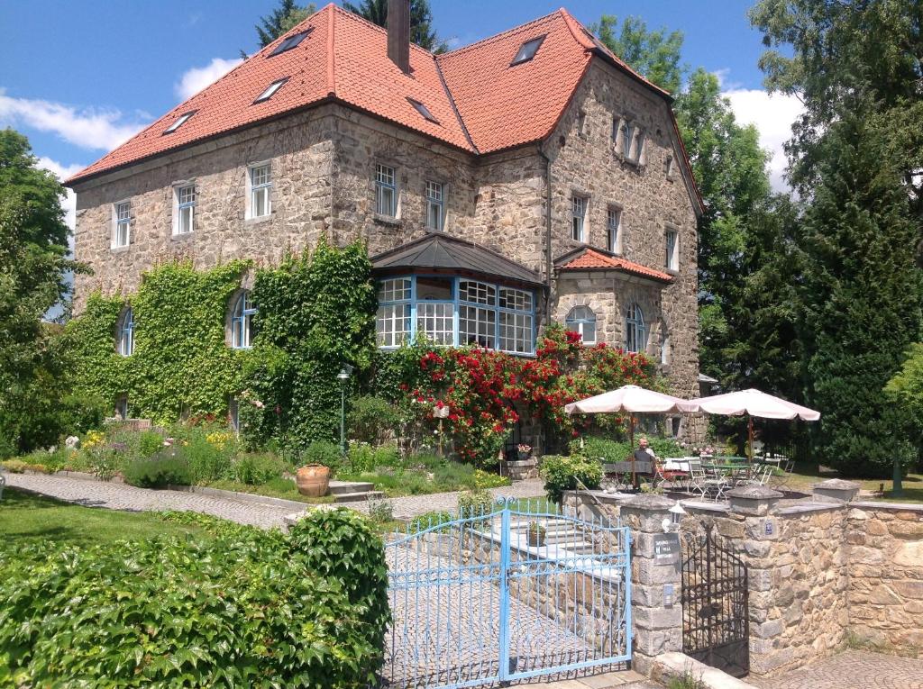 een groot stenen gebouw met een rood dak bij Villa Breitenberg in Breitenberg