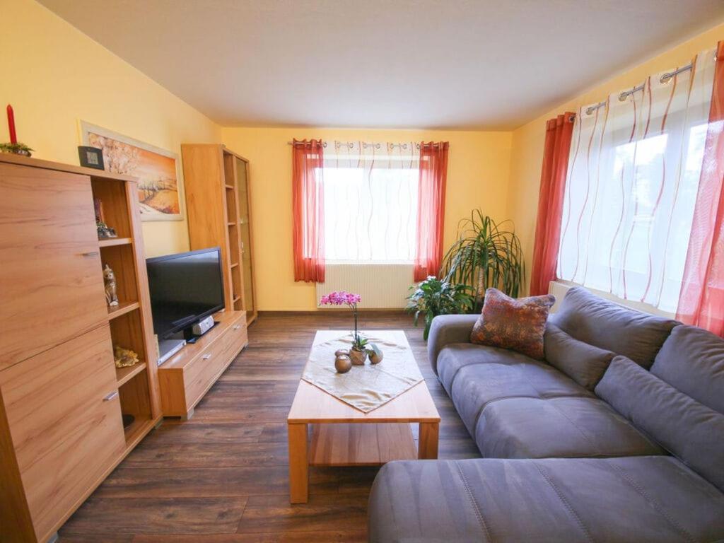 ein Wohnzimmer mit einem Sofa und einem Couchtisch in der Unterkunft Holiday apartment Estel in Bärenstein