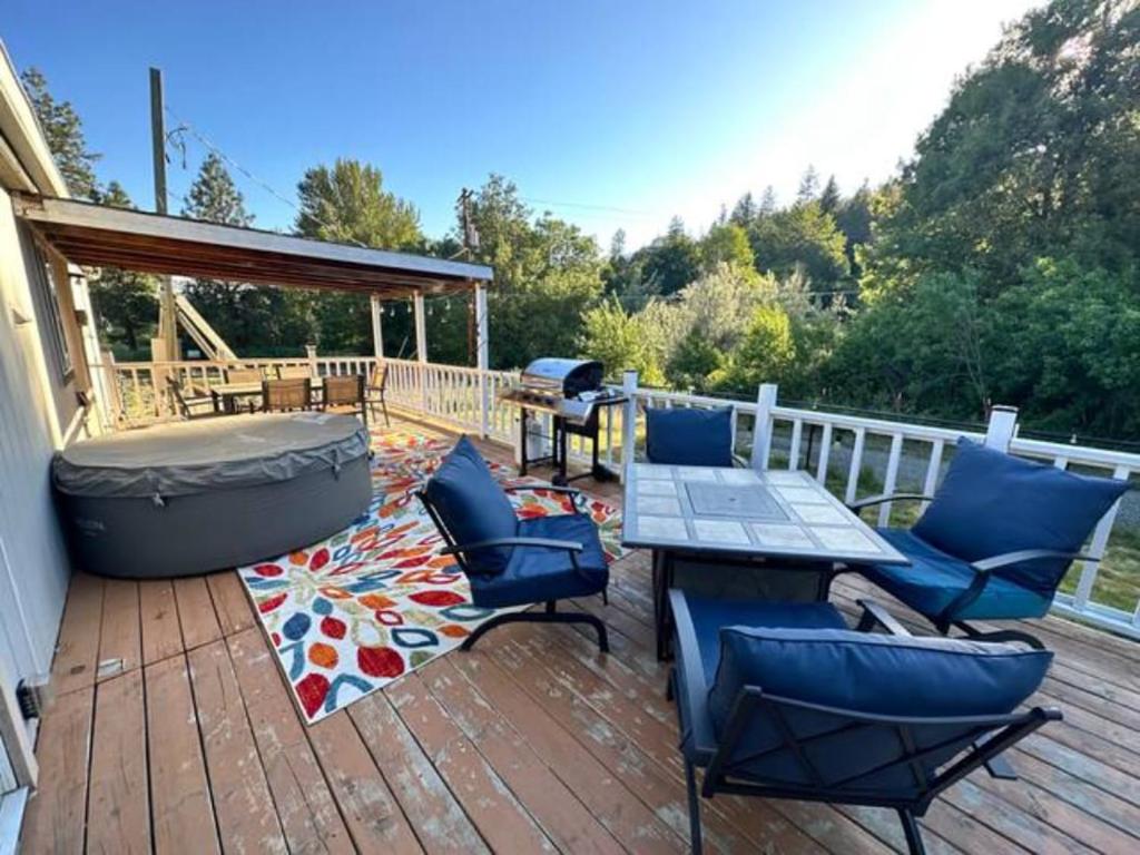 eine Terrasse mit einem Tisch, Stühlen und einem Pavillon in der Unterkunft Enchanting Getaway Farmhouse And Tiny House Duo in Jacksonville