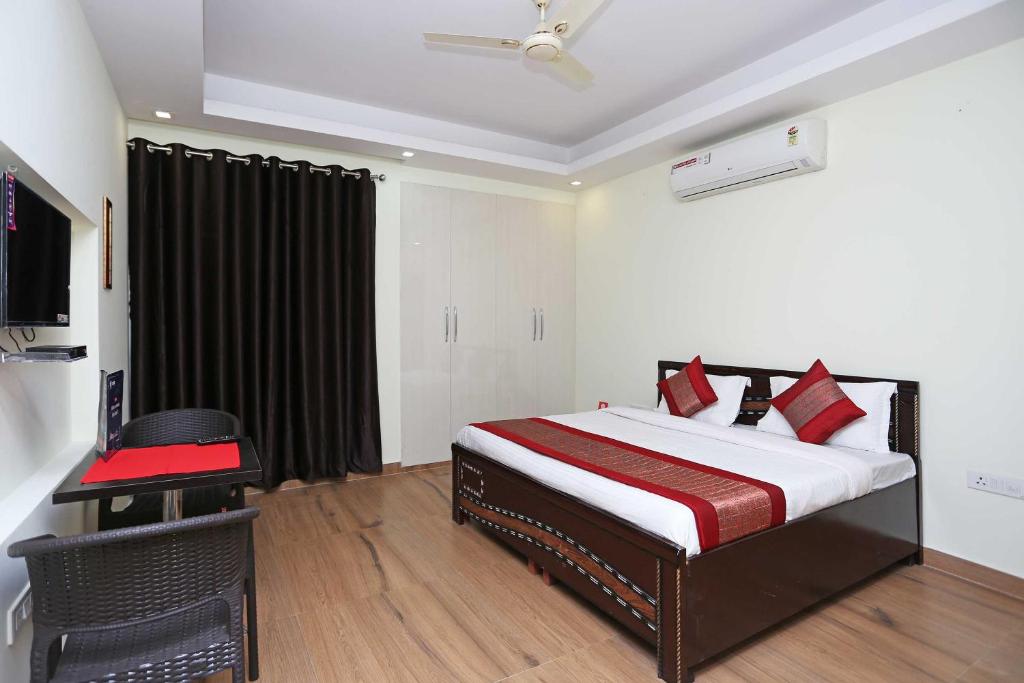 מיטה או מיטות בחדר ב-OYO Flagship Maira Homes