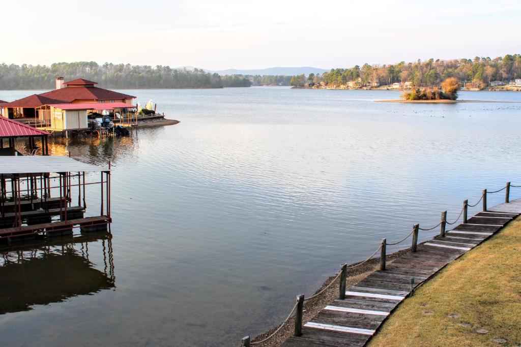 - une vue sur un lac avec un quai et une maison dans l'établissement Peaceful Reflections at Farr Shores, à Hot Springs