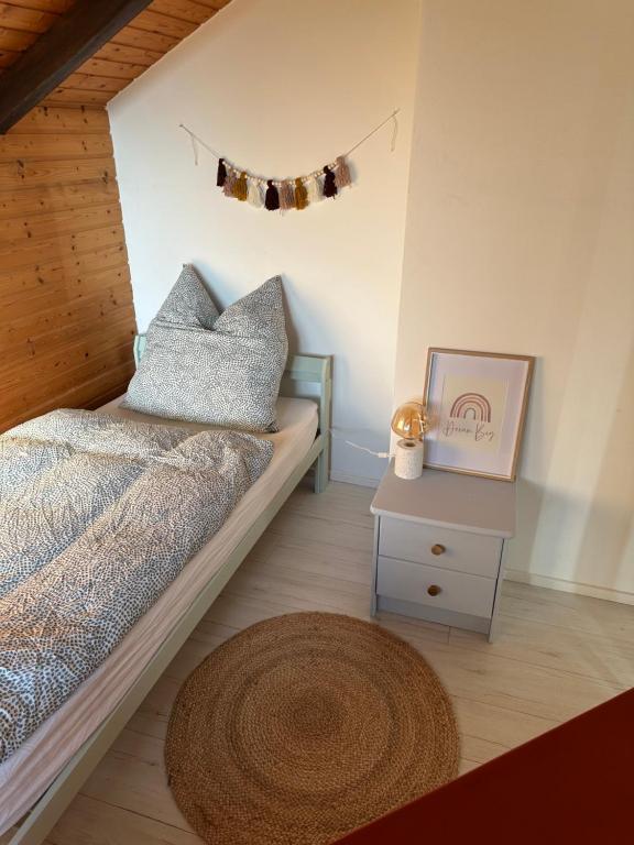 Llit o llits en una habitació de Ferienwohnung Kunterbunt