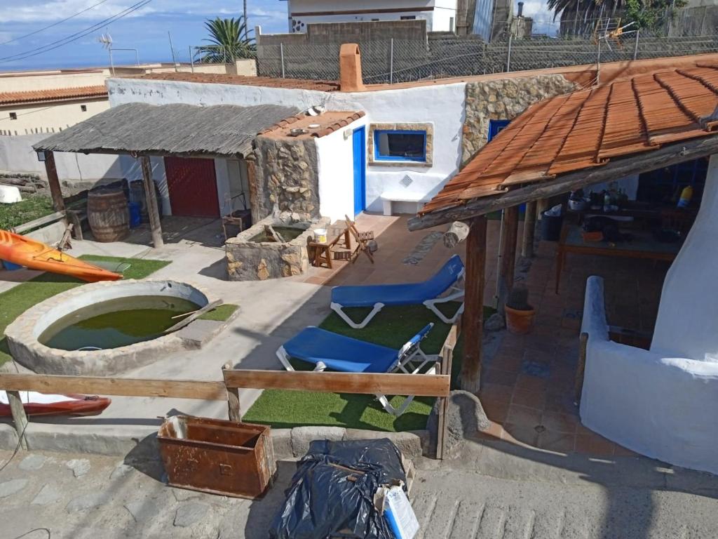 - une vue aérienne sur une maison avec un jardin et une piscine dans l'établissement La cuadra de Juan, à Icod de los Vinos