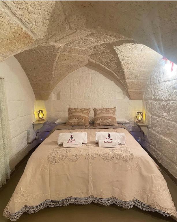 een slaapkamer met een bed met twee handdoeken erop bij La Ramasola in Fasano