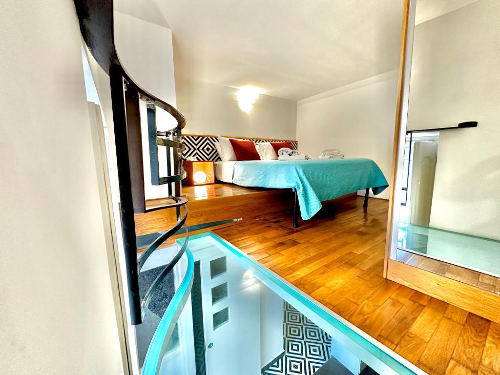 een kamer met een bed en een zwembad op de vloer bij Design loft Rosella Home Sorrento in Piano di Sorrento