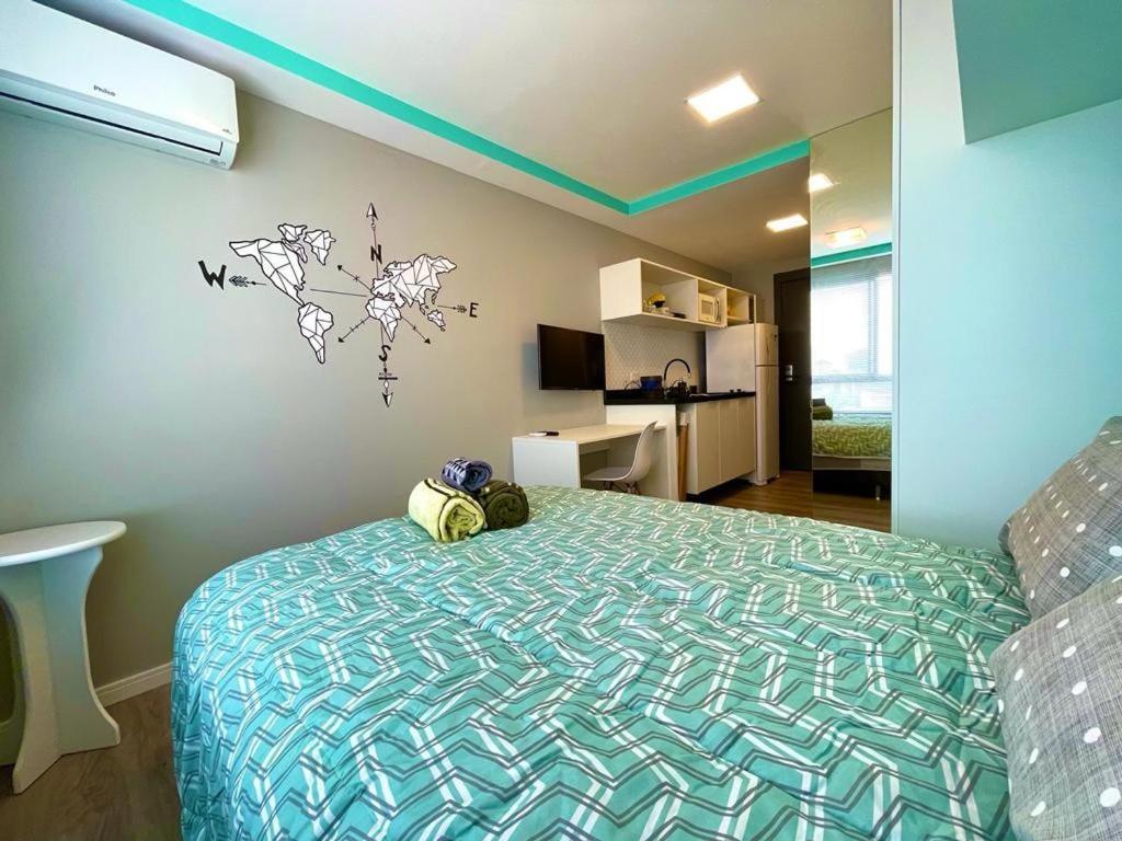 - une chambre avec un lit dans l'établissement Admiravel, Studio Completo c/ Wifi e Ar Cond., à Curitiba