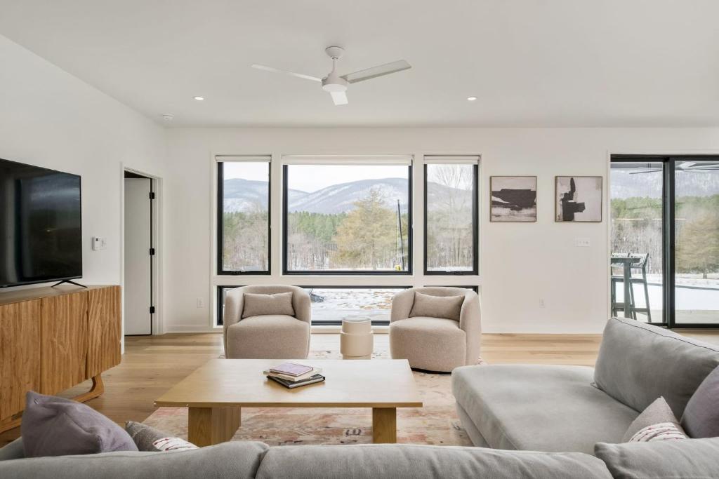 ein Wohnzimmer mit Couch und Fernseher in der Unterkunft Contemporary Mountain Holiday Home with Hot Tub in Afton