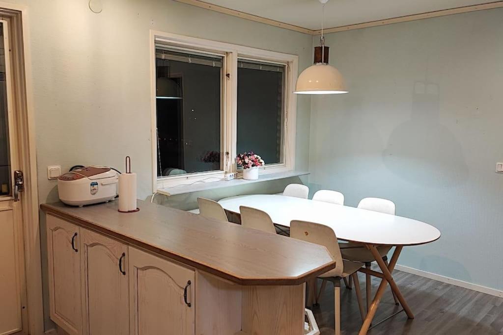 ein Esszimmer mit einem weißen Tisch und Stühlen in der Unterkunft Sollenatuna cozy & spacial house in Sollentuna
