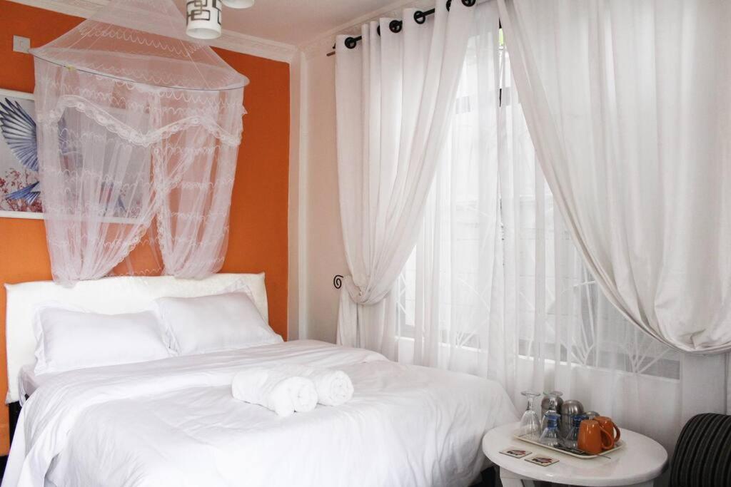 Orange-themed cozy, modern apartment 객실 침대