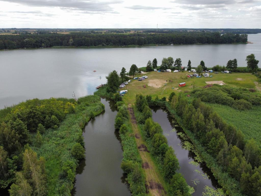 vista aerea su un fiume e su un parco di Pole biwakowe Głuszynek a Topólka