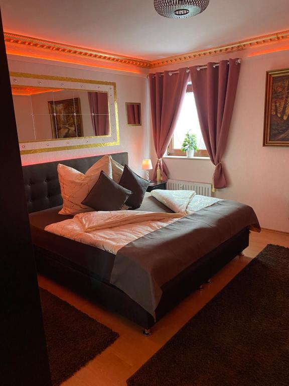 Postel nebo postele na pokoji v ubytování Pension King Royal