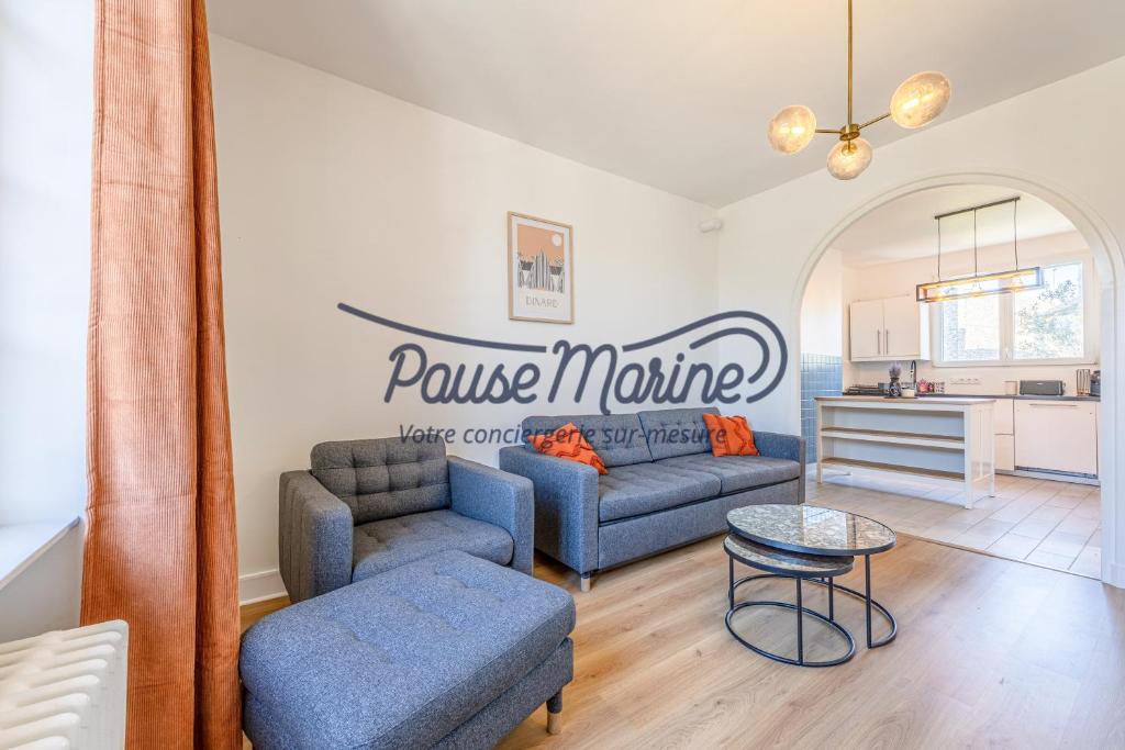 un salon avec un canapé et une table dans l'établissement Jolie maison Saint Enogat - Ti Mad, à Dinard