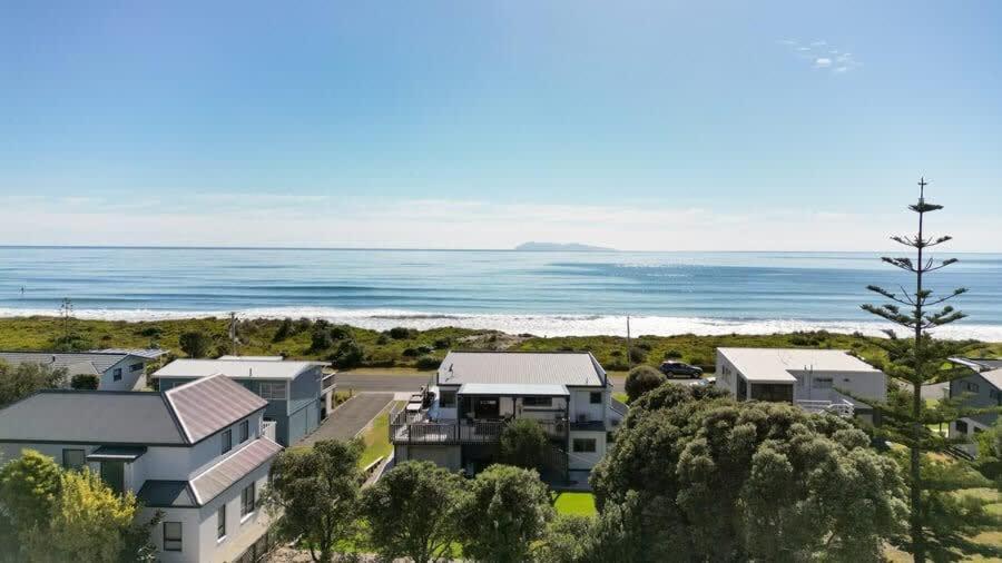 een luchtzicht op een huis met de oceaan op de achtergrond bij Oceanview on Broadway in Waihi Beach