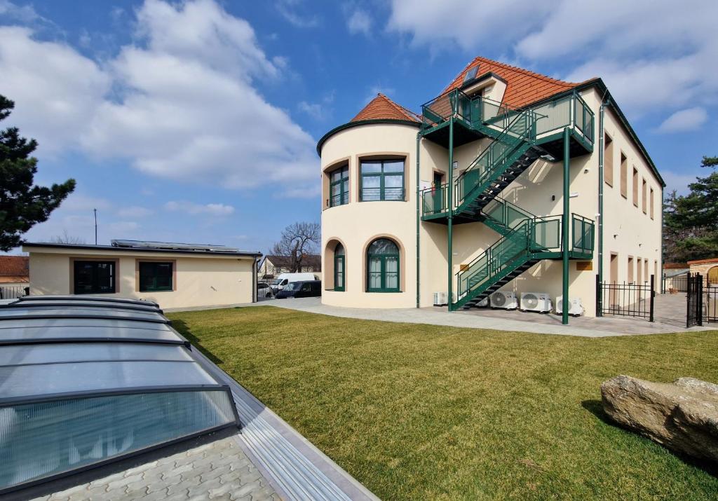 Budova, kde se aparthotel nachází