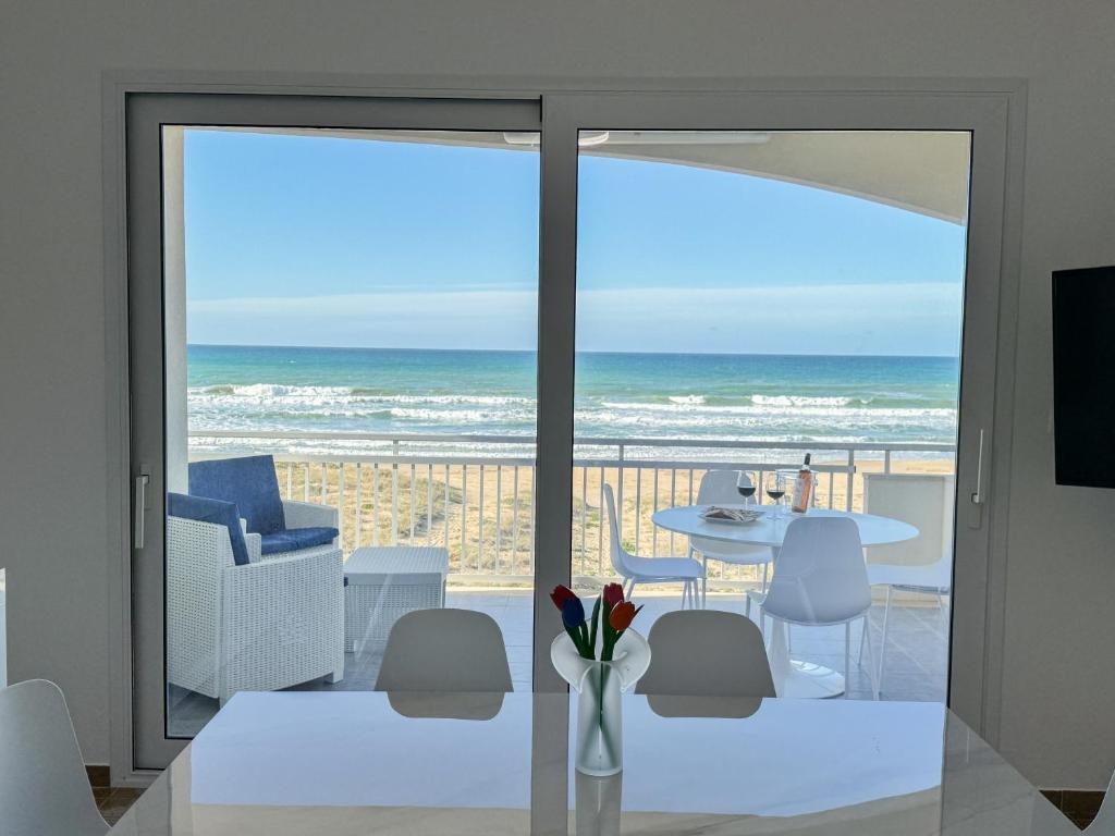 a living room with a view of the ocean at La perla sulla spiaggia in Alcamo Marina
