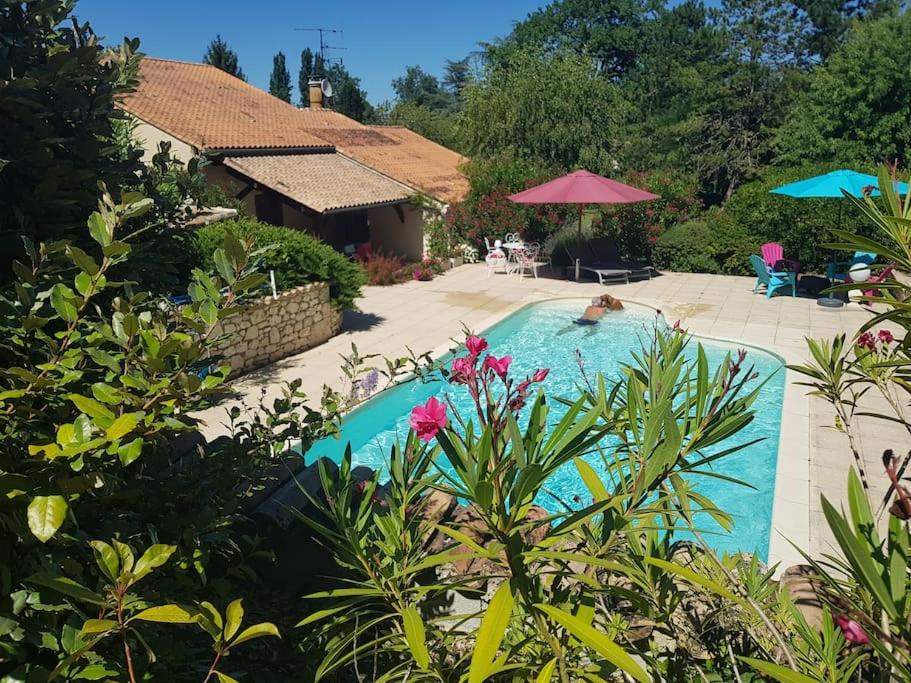 ein Pool vor einem Haus in der Unterkunft Les lauriers : piscine chauffée et climatisation in Sigoulès