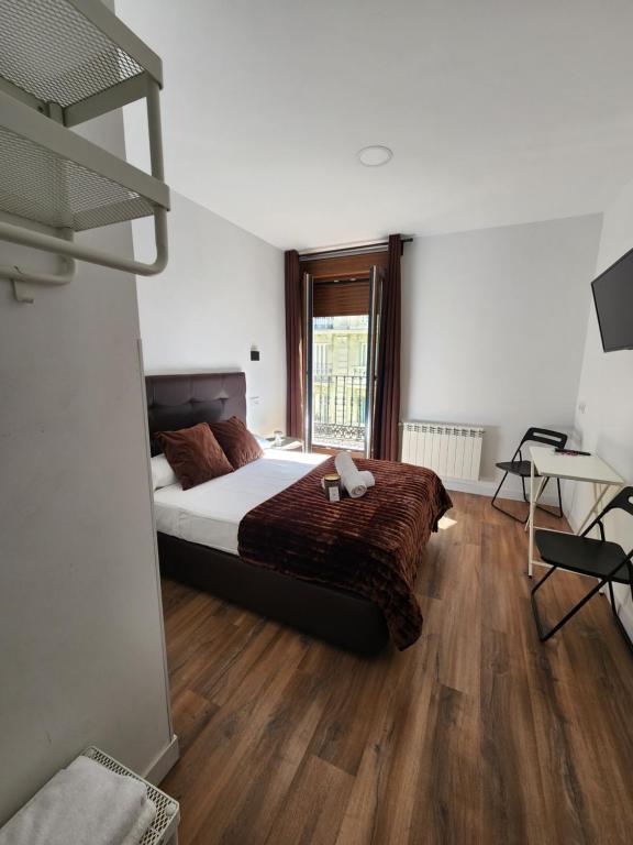 Postel nebo postele na pokoji v ubytování Hostal Arenal Madrid