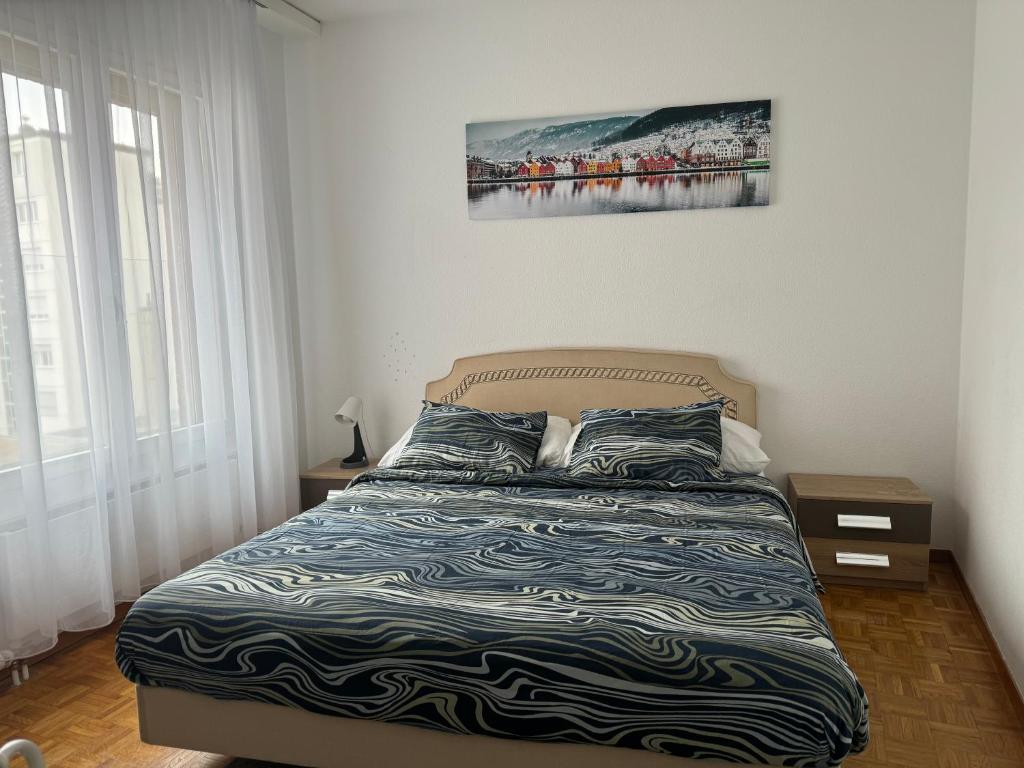 um quarto com uma cama e um quadro na parede em Aparta hotel DAJAS em Lausana