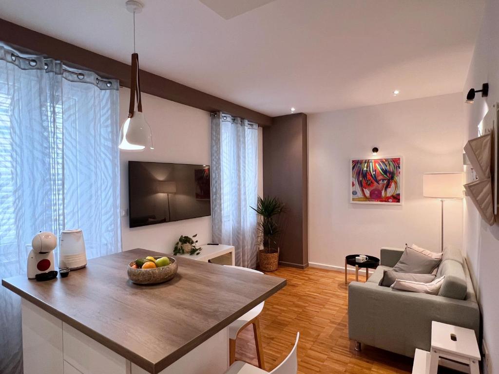 uma cozinha e sala de estar com uma mesa e um sofá em Central Modern Apartment Near the Beach em Split