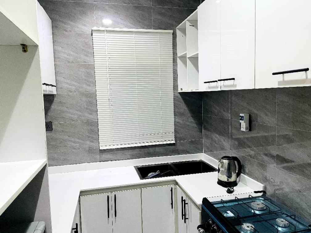 Kuchyň nebo kuchyňský kout v ubytování WHITEFIELD LUXURY APARTMENT